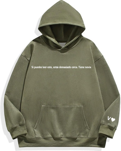 Sudadera para parejas | verde musgo | Si puedes leer esto, estás demasiado cerca. Tiene novia