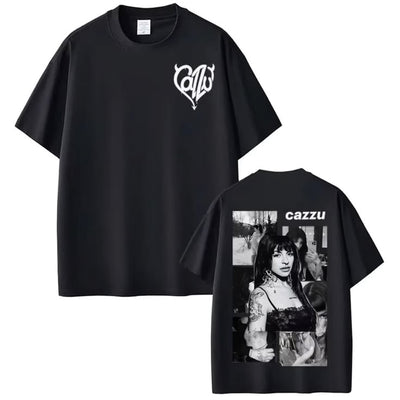Playera | Negro | Cazzu | posa con un outfit clásico